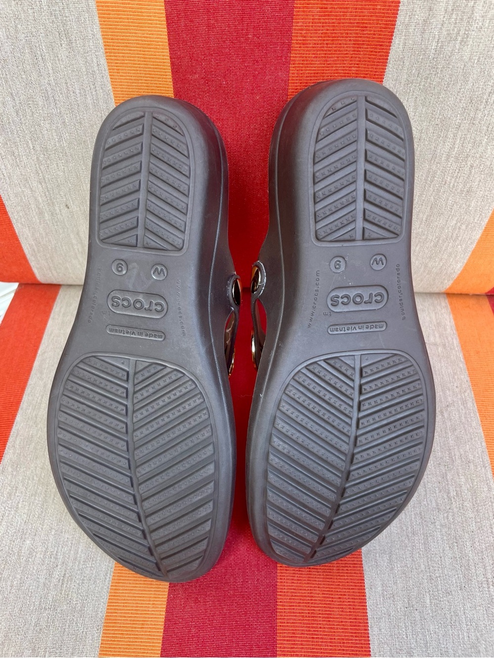 CROCS Brown and Gold  Slip-On Sandals Sanrah BNWOT - Picture 6 of 7